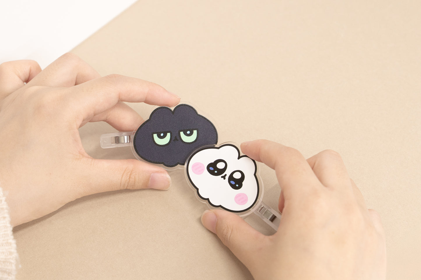 アクリルヘアクリップ　にゃんつぶ＆くろつぶ